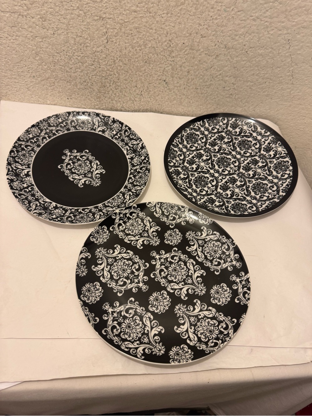 New Black and White Dinner Plates - Set of 3 G21